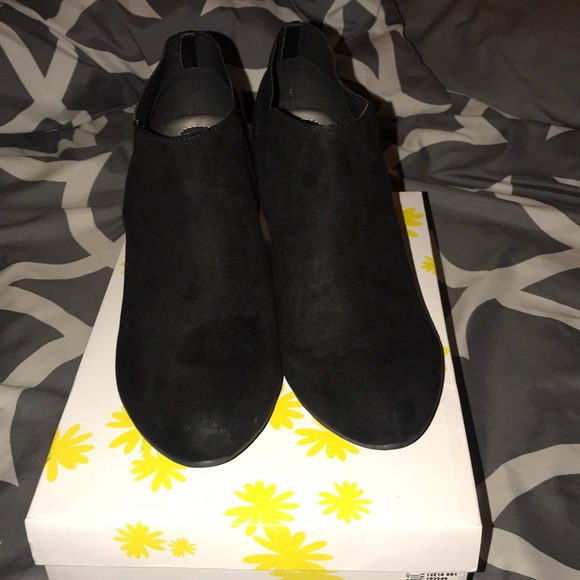 Like New Women’s Booties - Picture 2 of 4